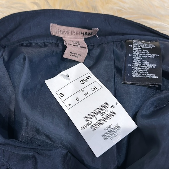Navy Blue H&M Pleated Silky Skirt with Pockets and Side Zipper Closure Size 6 - Picture 5 of 7